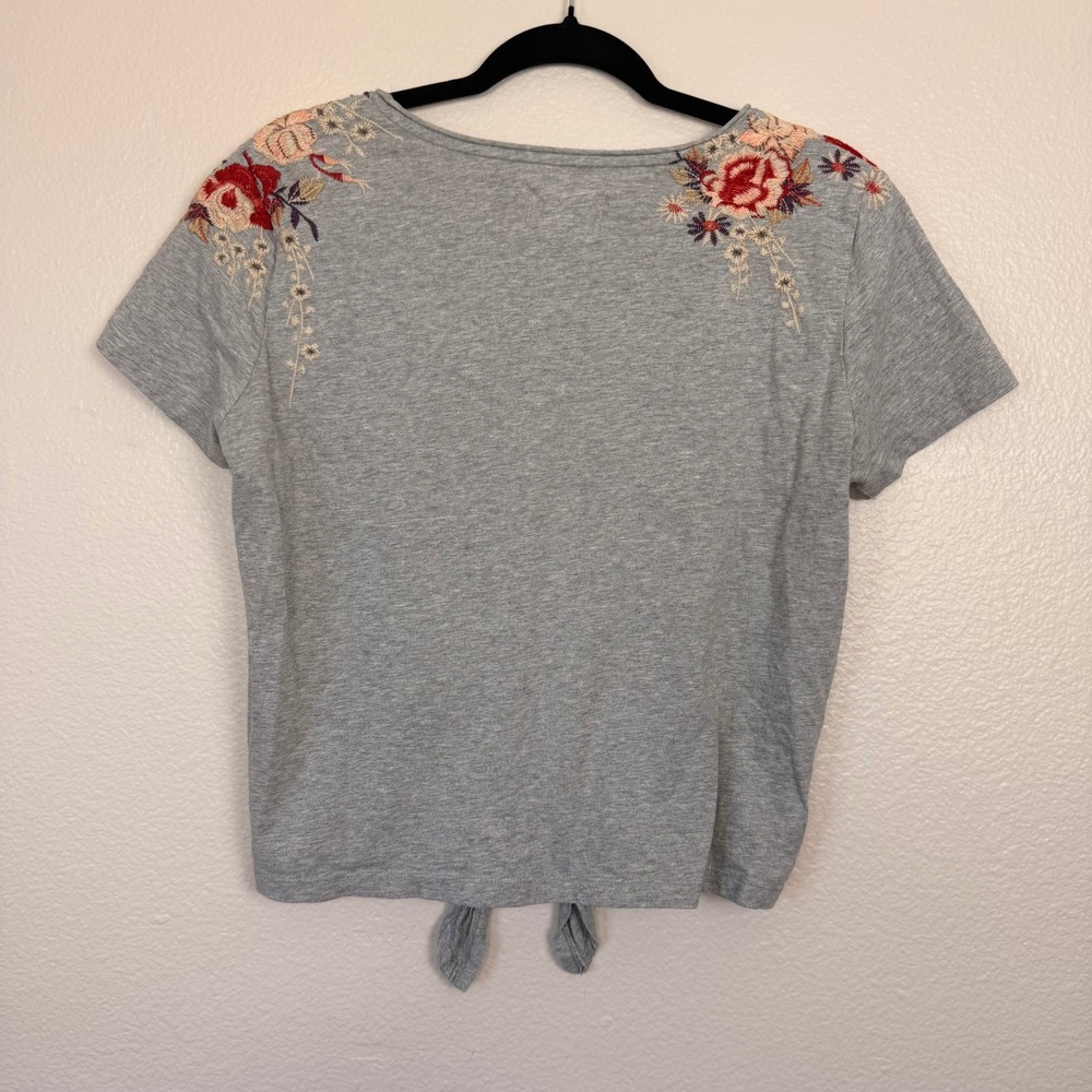 Driftwood Tie Front Tee Women Size M Grey Excellent Floral Embroidered Boho Top - Picture 8 of 9
